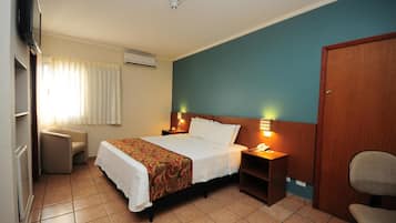 Frigobar, cofres nos quartos, escrivaninha, quartos à prova de som