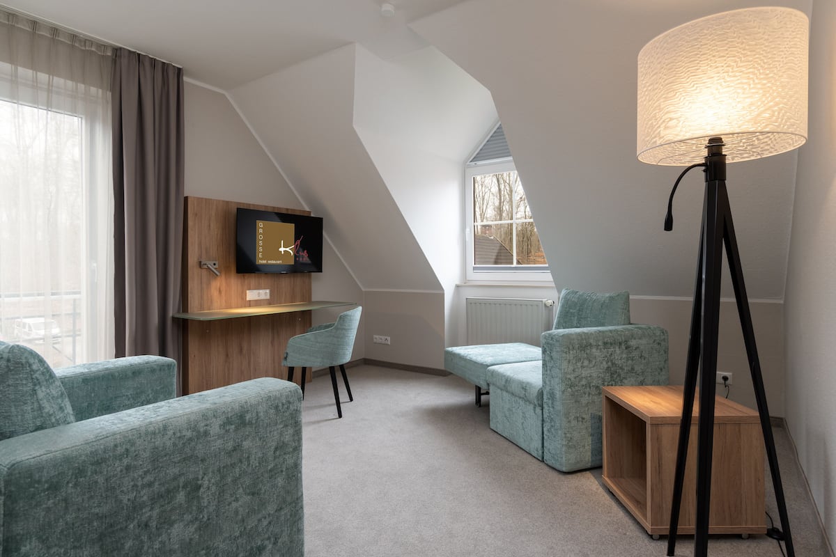 family suite | living area | 48-cm flat-screen tv with satellite channels, tv