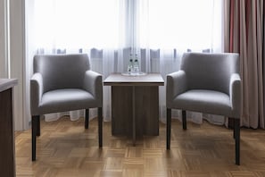 Family Room | Living area | 48-cm flat-screen TV with satellite channels, TV - Hotel Grosse Klus (Bueckeburg)