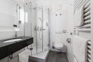 Comfort Double Room (Plus) | Bathroom | Free toiletries, hair dryer, towels