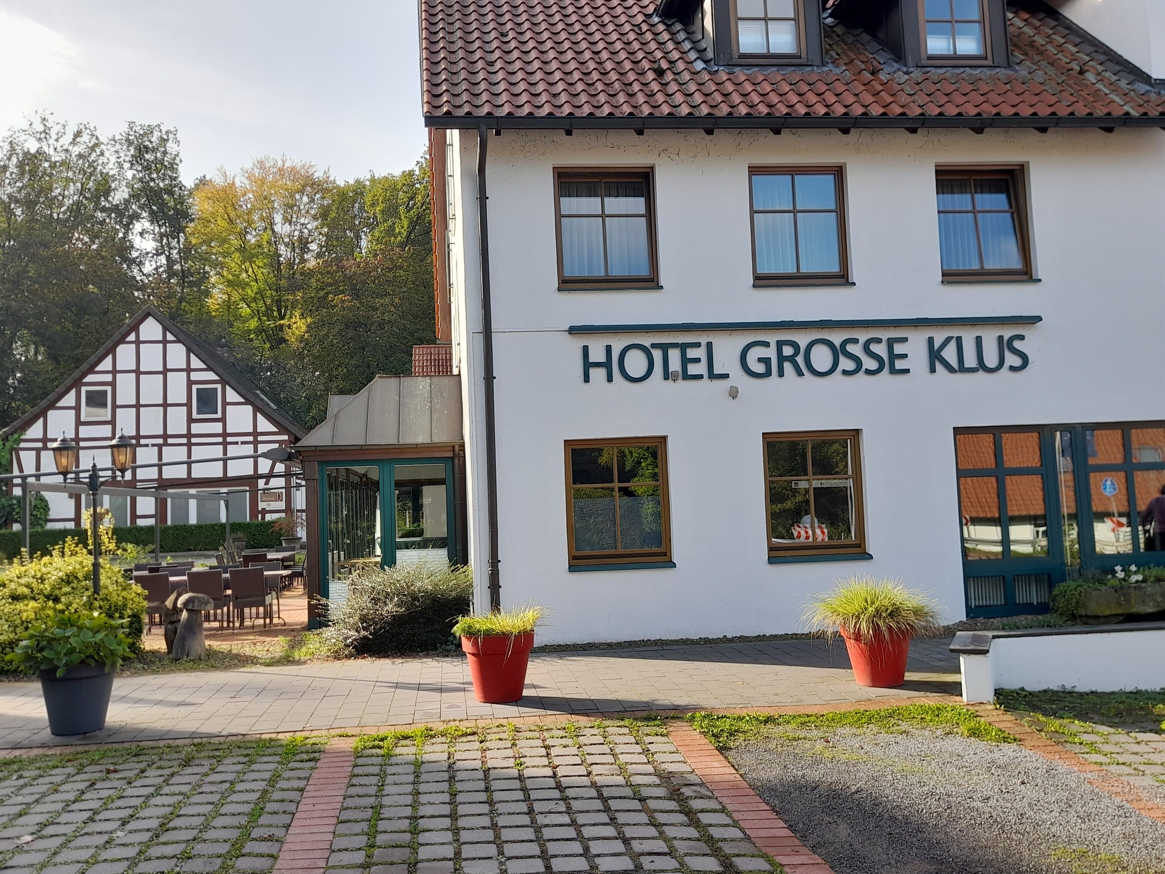 A traditional building with a sign reading "Hotel Grosse Klaus".