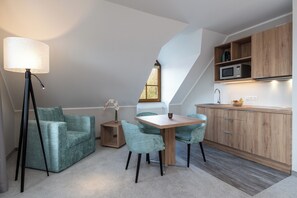 舒适开间 | 高档床上用品、客房内保险箱、笔记本电脑工作区、免费 WiFi