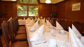 Déjeuner et dîner servis sur place
