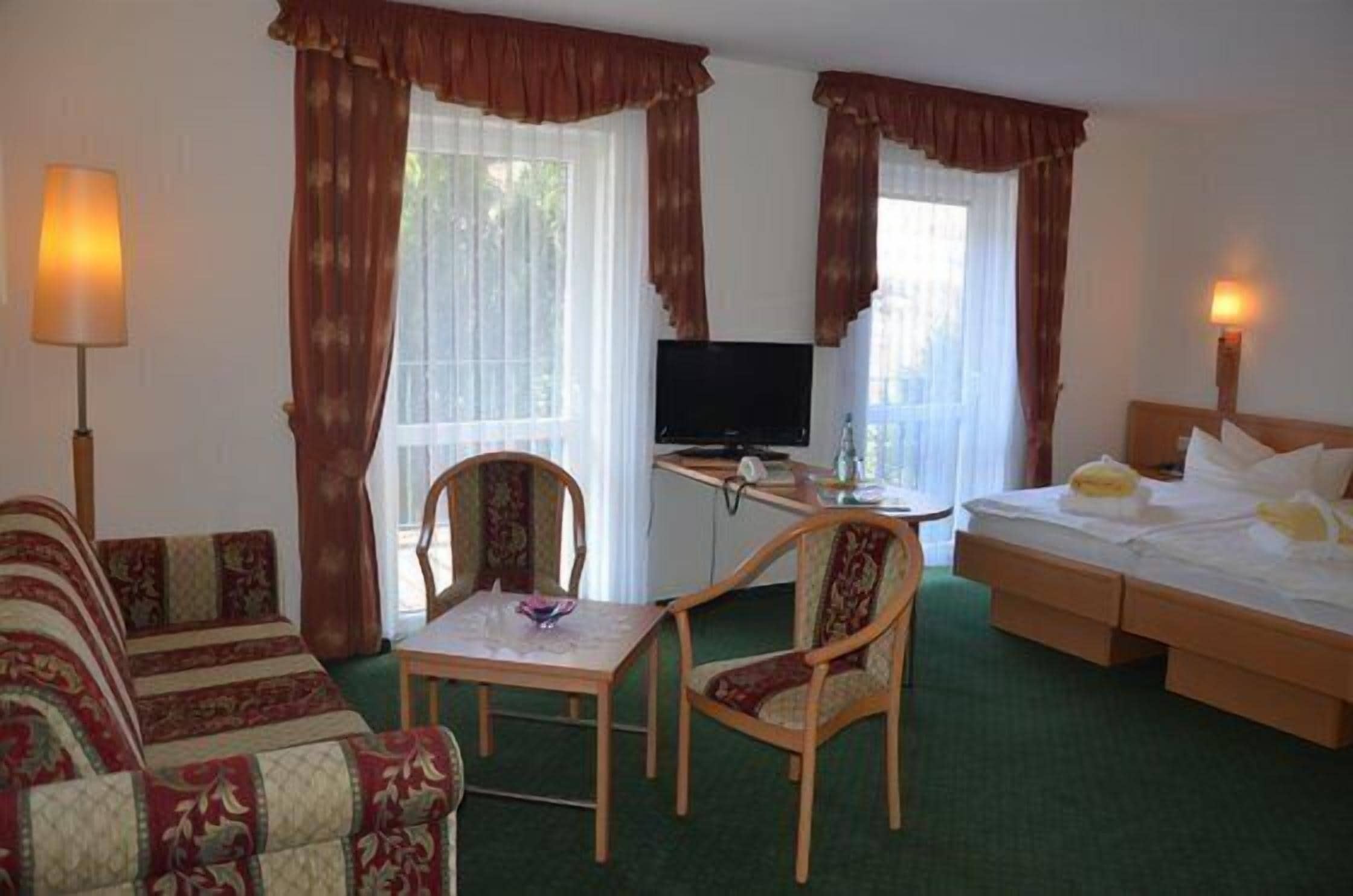 comfort double room, accessible, non smoking | premium bedding, desk, cots/infant beds, free wifi