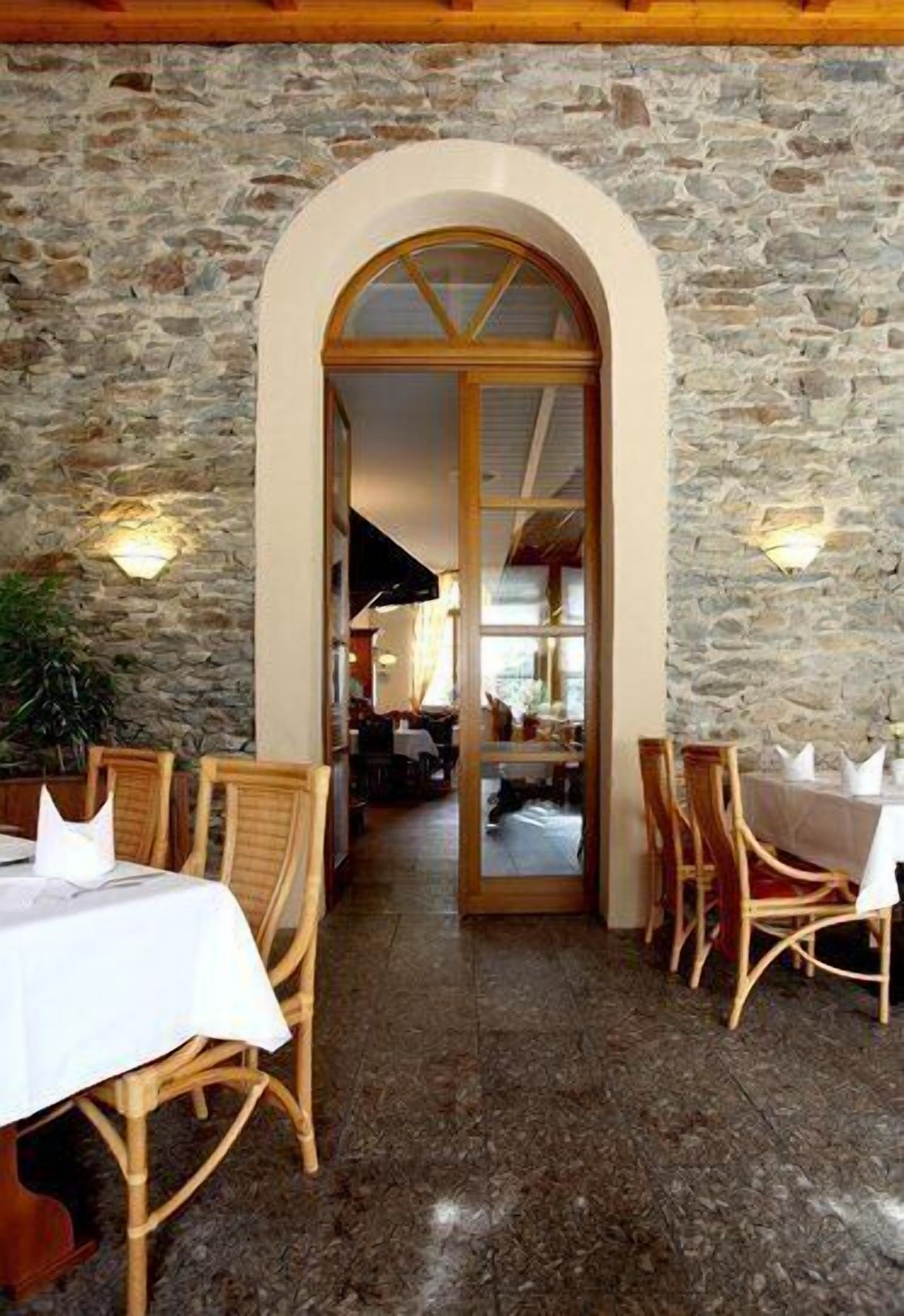 lunch and dinner served, international cuisine