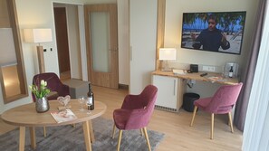 Classic Suite | Living area | 55-inch flat-screen TV with satellite channels, TV, first-run movies - Landhotel Hermannshöhe (Legden)