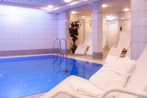 Sisäuima-allas, aurinkotuoleja