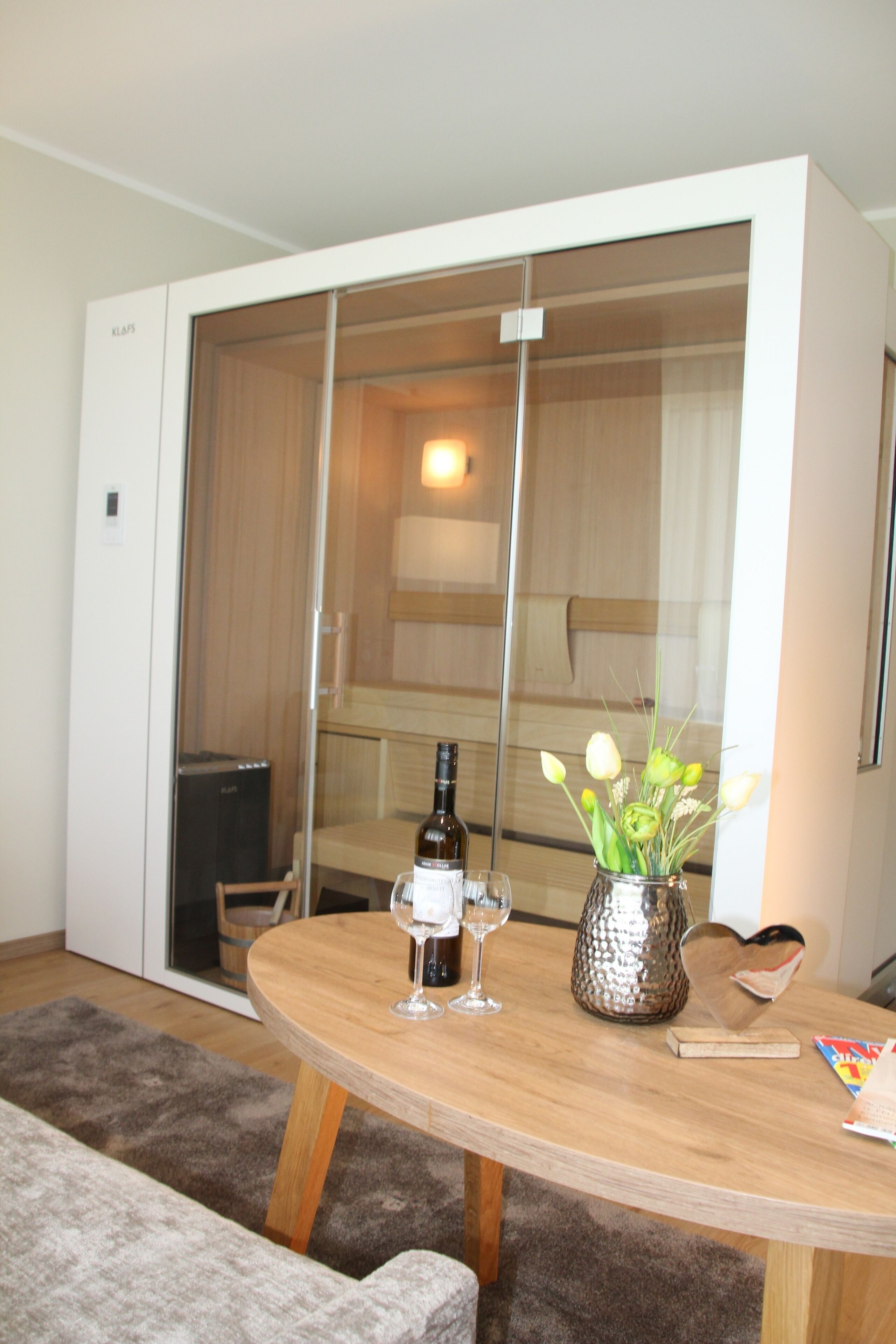 Exclusieve suite | Woonruimte | Een 55-inch flatscreentelevisie met satellietzenders en televisie