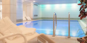 Indoor pool, pool loungers - Landhotel Hermannshöhe (Legden)