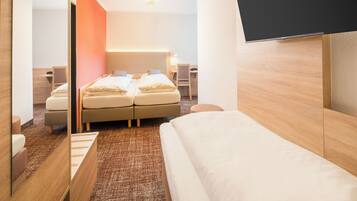 Habitación triple | Ropa de cama de alta calidad, edredones de plumas, escritorio