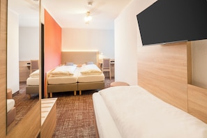 Triple Room | Premium bedding, down comforters, desk, blackout drapes - Hotel Rennschuh (Goettingen)