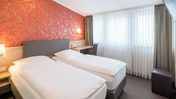 Chambre avec lits jumeaux | Literie de qualité supérieure, couette en duvet d'oie, bureau