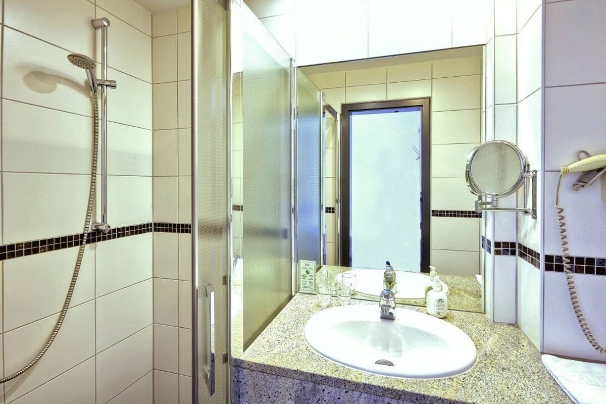 twin room | bathroom | shower, hair dryer, towels