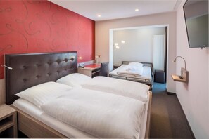 Triple Room | Premium bedding, down comforters, desk, blackout drapes - Hotel Rennschuh (Goettingen)