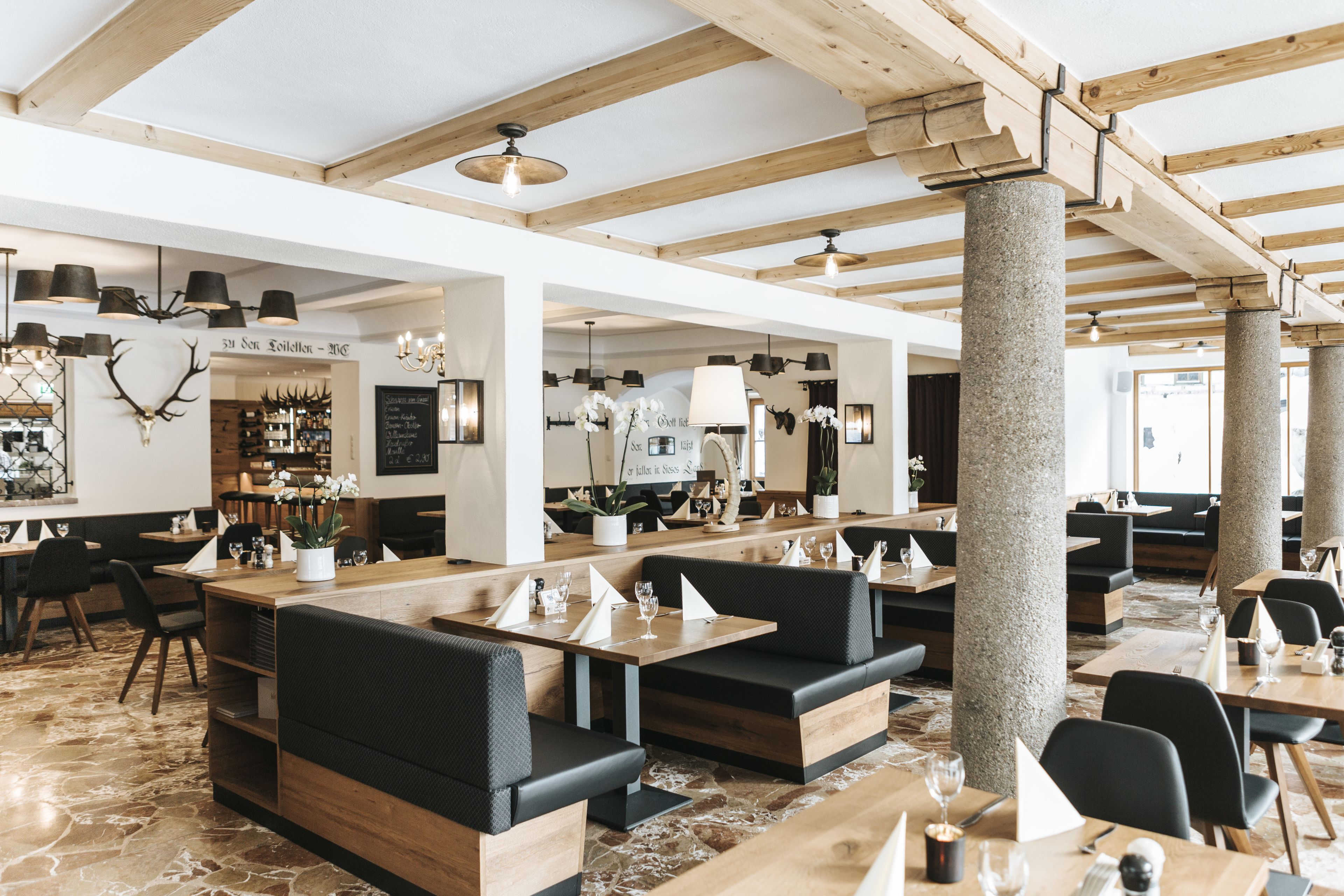 供應早餐、午餐和晚餐，地區料理，露天餐廳