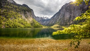 Un lago rodeado de montañas con una vista despejada del lago y del paisaje circundante.