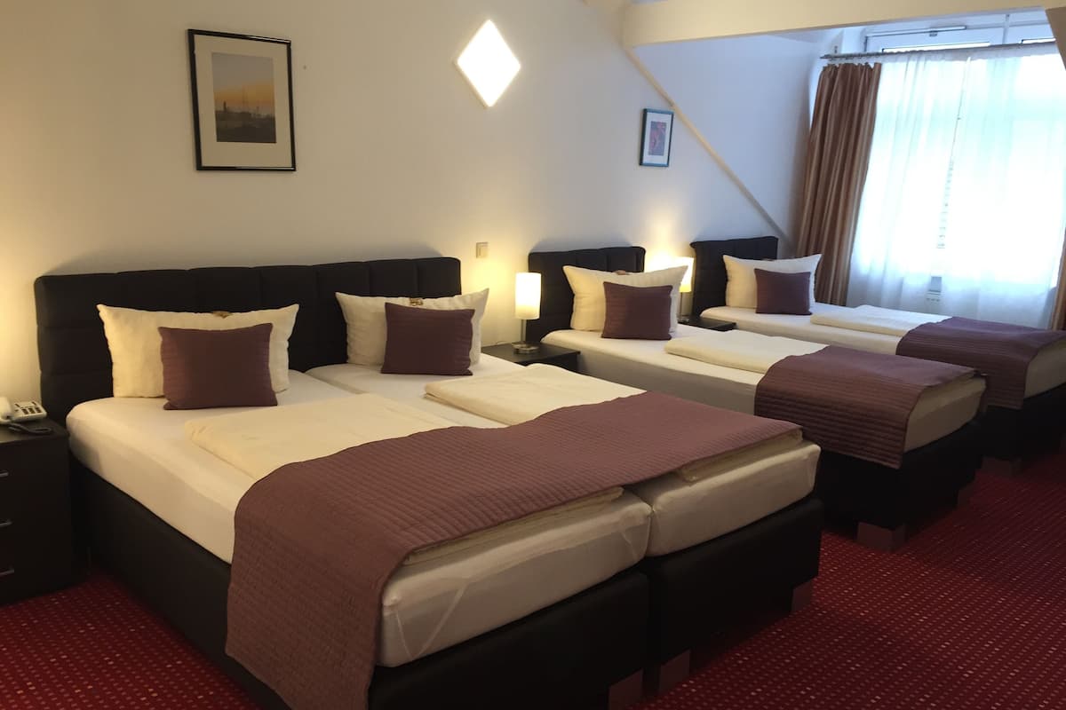 quadruple room | premium bedding, minibar, desk, iron/ironing board