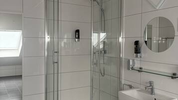 Ducha, artículos de tocador gratuitos, secador de pelo, toallas