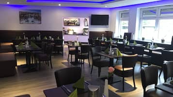 Tägliches Frühstücksbuffet (9 EUR pro Person)