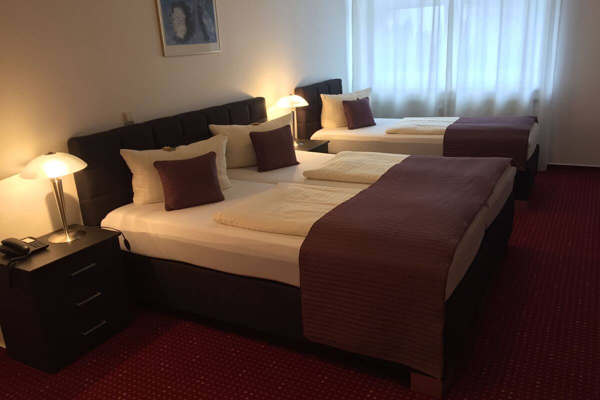 triple room | premium bedding, minibar, desk, iron/ironing board