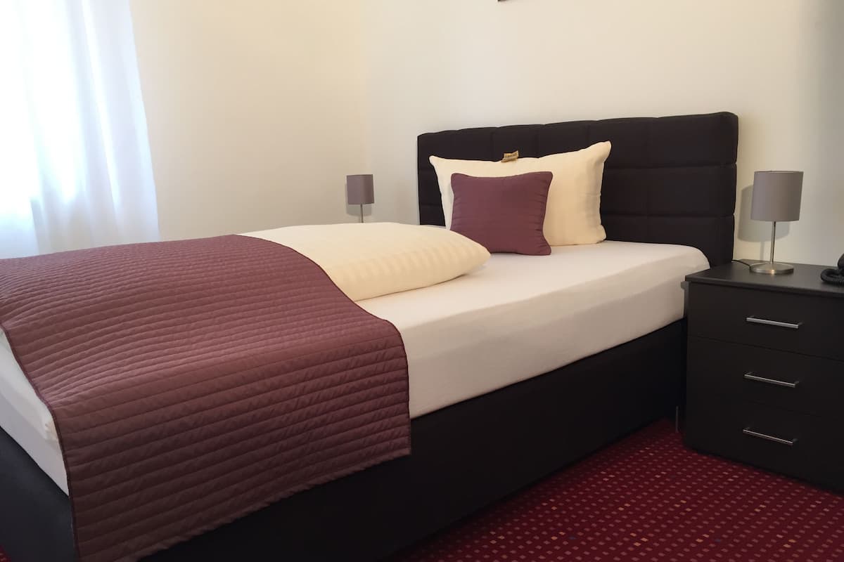 standard single room | premium bedding, minibar, desk, iron/ironing board