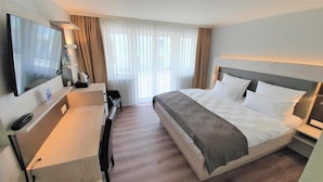 ميني بار وخزنة داخل الغرفة وستائر تعتيم وتجهيزات عازلة للصوت