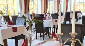 Breakfast, dinner served; local cuisine, al fresco dining  - R&R Strandhotel Baabe (Ostseebad Baabe)
