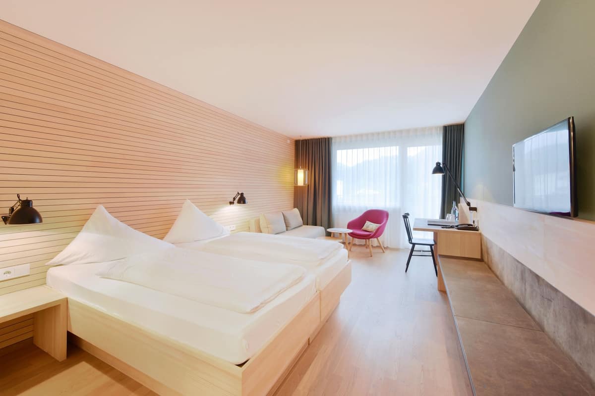 Hypo-allergenic bedding available, in-room safe, desk, laptop workspace