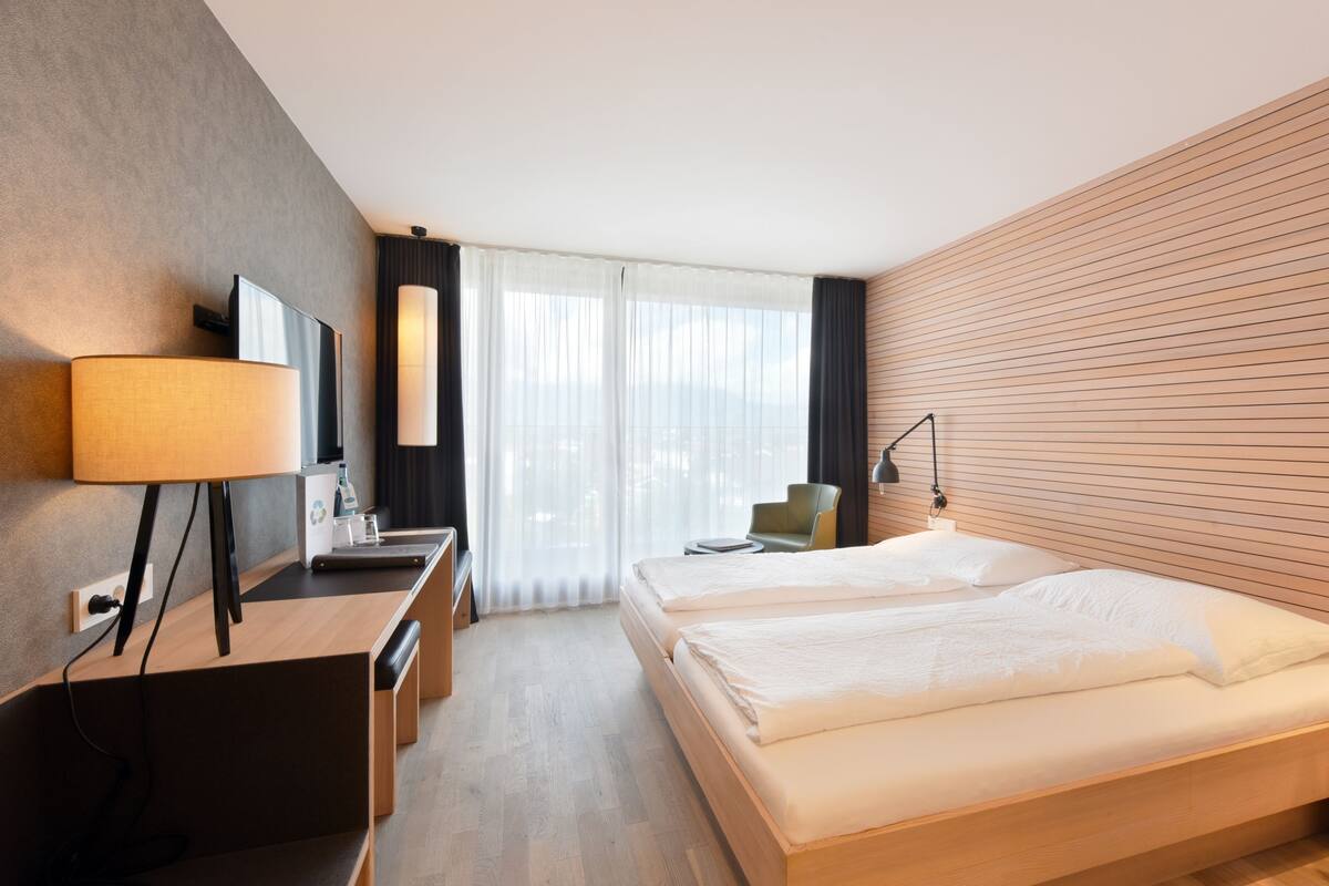 Panoramic Single Room | Hypo-allergenic bedding available, in-room safe, desk, laptop workspace