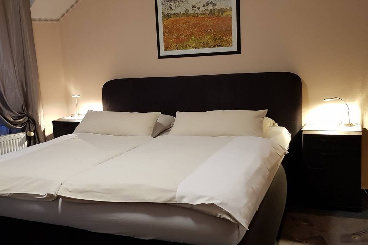 Premium bedding, desk, blackout curtains, free WiFi