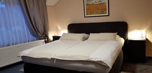 Premium bedding, individually decorated, individually furnished, desk - Hotel Julia (Linnich)