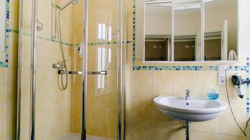 Dusche, kostenlose Toilettenartikel, Haartrockner, Handtücher