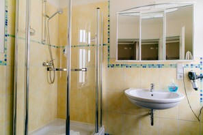 Douche, articles de toilette (gratuits), séchoir à cheveux