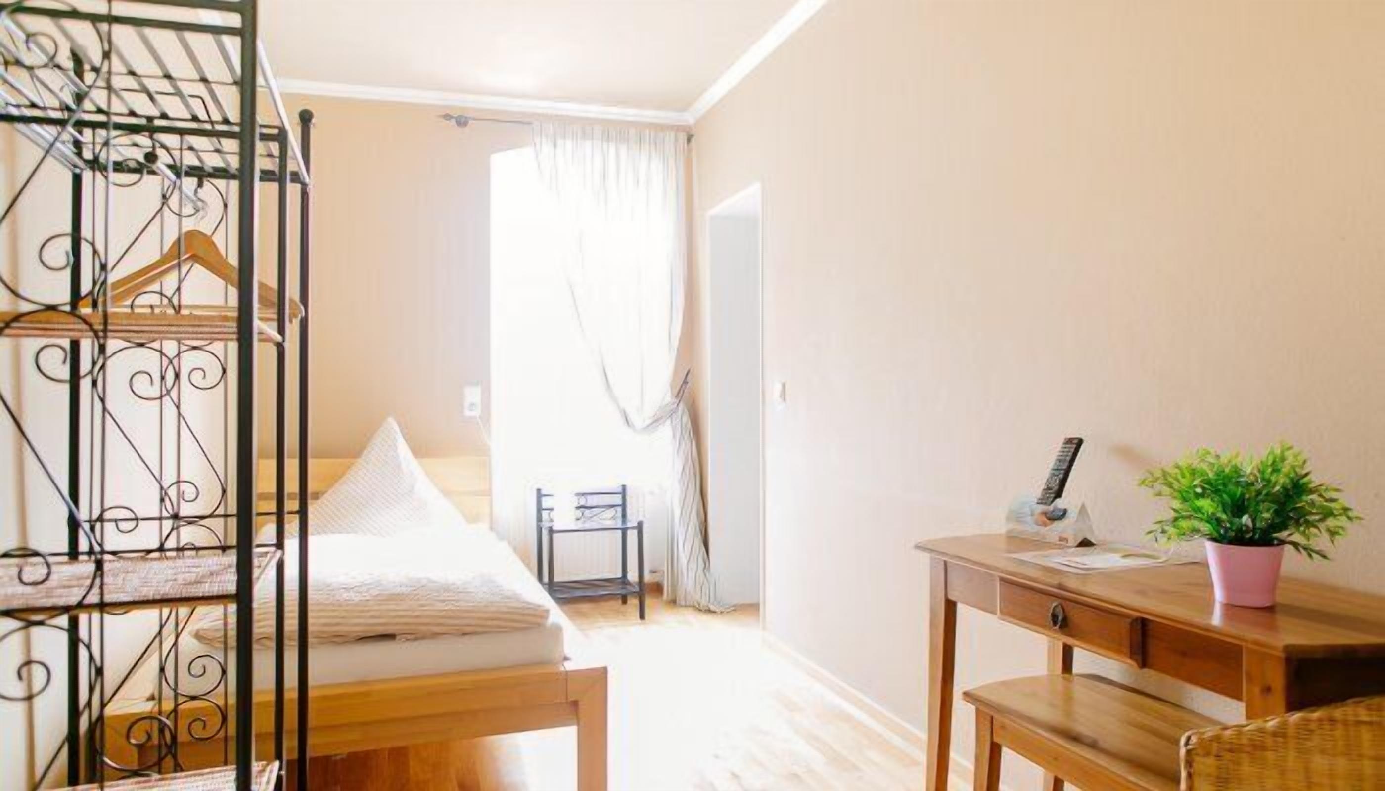 single room | desk, soundproofing, free wifi