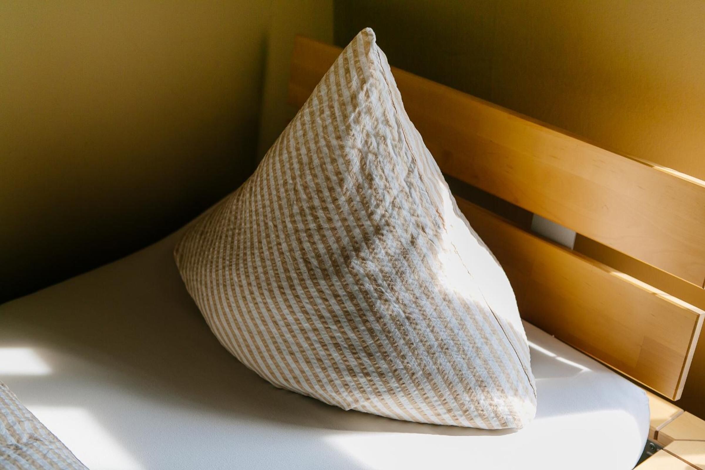 desk, soundproofing, free wifi