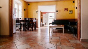 Un amplio espacio de sala con una mesa de comedor y sillas, un sofá y una mesita de centro.