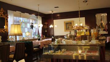 Café da manhã com buffet todos os dias (EUR 15 por pessoa)