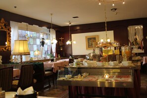 Frokostbuffé hver dag (EUR 15 per person)