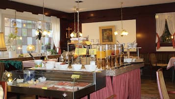 Café da manhã com buffet todos os dias (EUR 15 por pessoa)