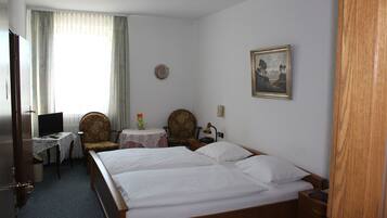 Quarto casal standard, 1 cama King | Roupas de cama premium, cofres nos quartos, quartos à prova de som