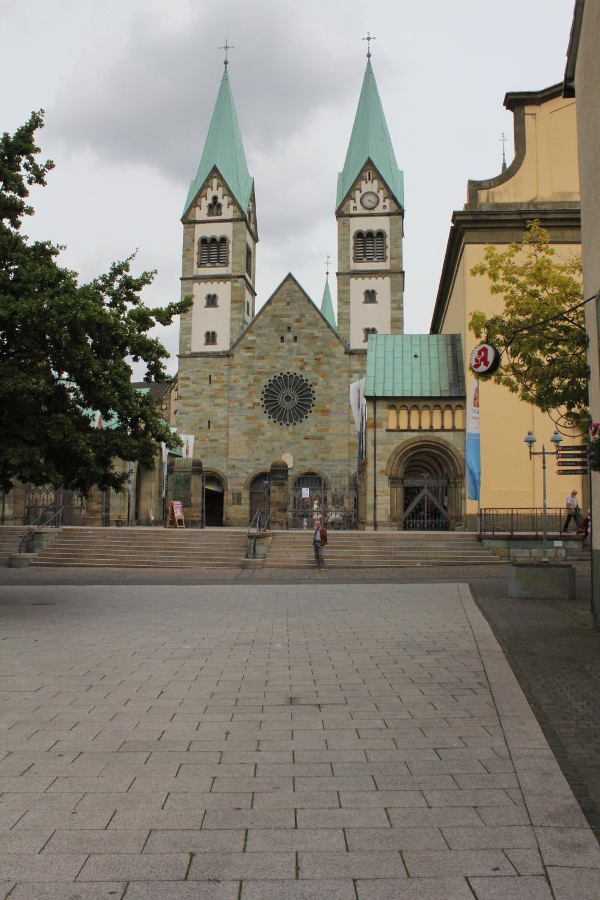En historisk kyrka med två torn och ett stort, runt fönster.