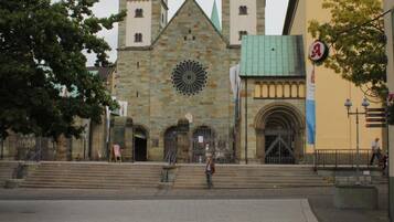 En historisk kyrka med två torn och ett stort, runt fönster.