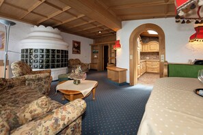 Luxury Suite, 1 Bedroom | Minibar, individually decorated, desk, laptop workspace - Hotels Am Kranichsee (Goslar)