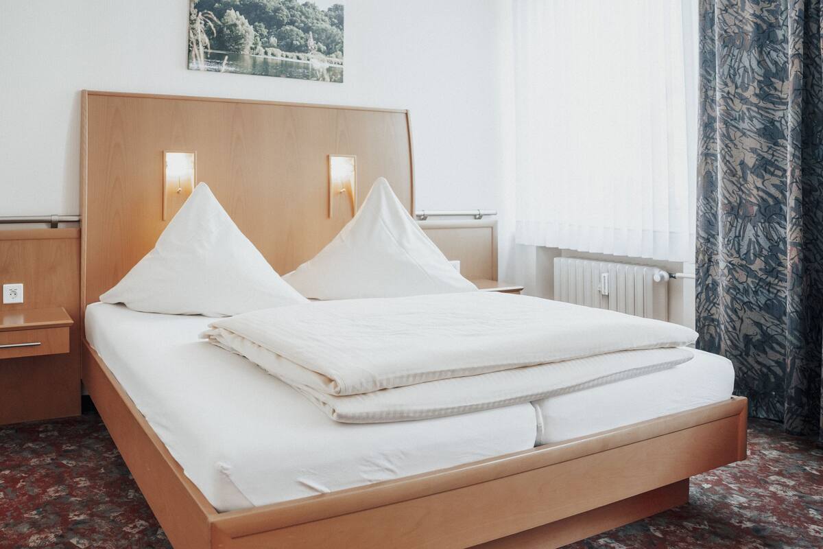 Chambre Confort double | Minibar, coffre-fort, bureau, rideaux d’obscurcissement