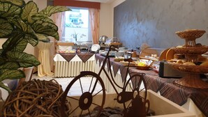 Un bufé de desayuno con diversas opciones de comida y una estación de café.