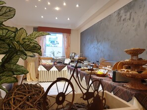 Buffet déjeuner (10 EUR par personne)