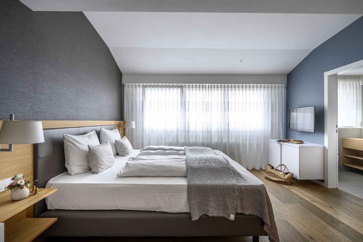 1 bedroom, premium bedding, down duvets, minibar