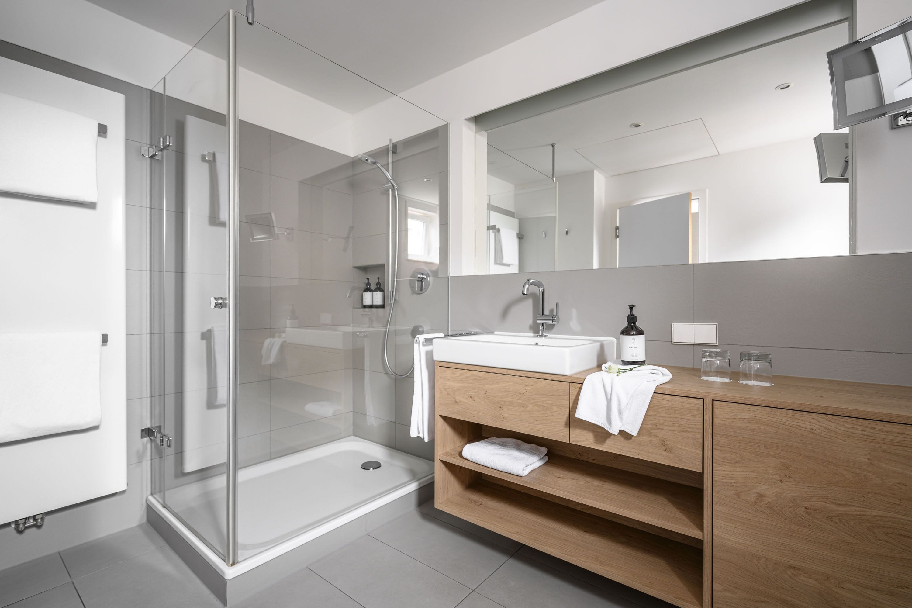 smart double room | bathroom | hair dryer, bathrobes, slippers, towels