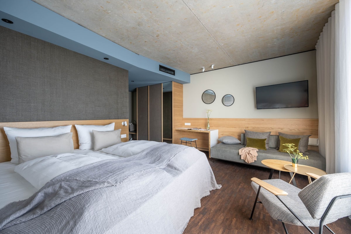 1 bedroom, premium bedding, down duvets, minibar