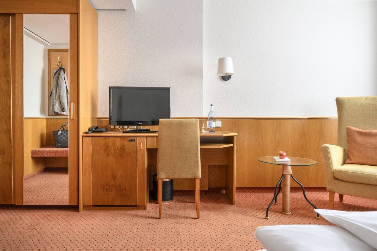 Double Room (small) | Living area | Flat-screen TV, first-run movies